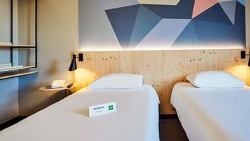 Quarto duplo standard, 2 camas de solteiro | Cortinas blackout, quartos à prova de som, berços grátis