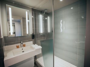 Blackout drapes, soundproofing, free cribs/infant beds, free WiFi - ibis Styles Evry Lisses (Lisses)