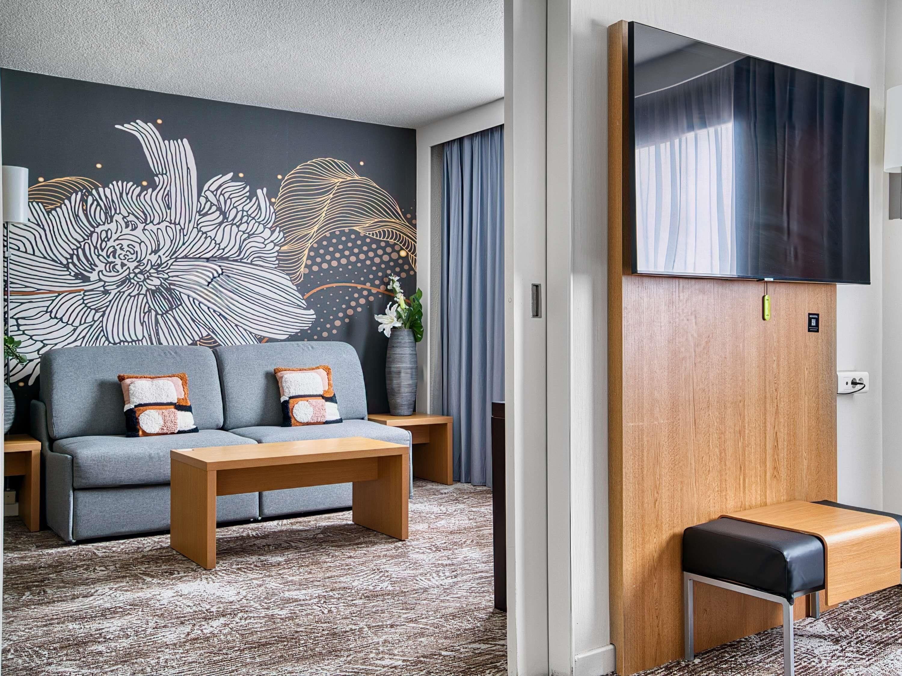 Suite, 1 cama de matrimonio grande con sofá cama | Ropa de cama de alta calidad, minibar, caja fuerte y cortinas opacas