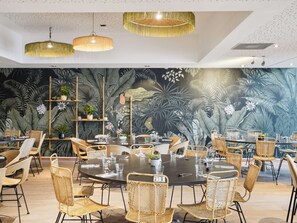 Lunch and dinner served, French cuisine