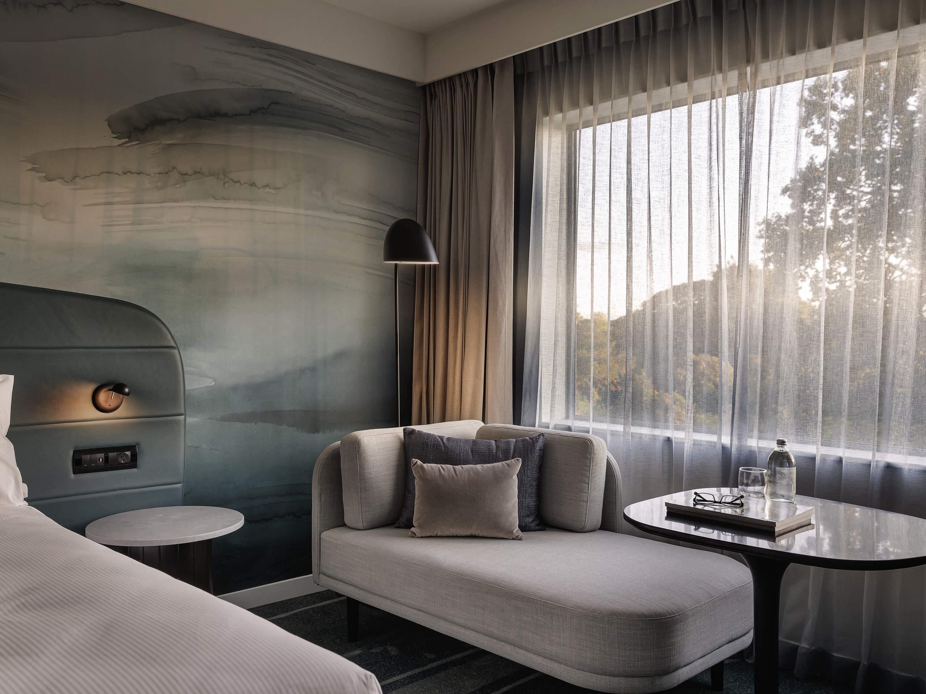 客房内保险箱、办公桌、笔记本电脑工作区、遮光窗帘