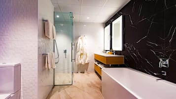 Suite, 1 Katil Raja (King) | Bilik Mandi | Pancuran mandi, kelengkapan dandanan diri mesra alam, pengering rambut