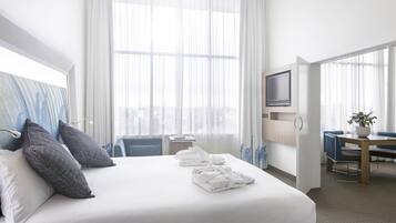Suite, 1 King-Bett | Zimmersafe, Schreibtisch, laptopgeeigneter Arbeitsplatz