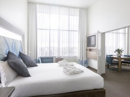 Suite, 1 cama de matrimonio grande | Caja fuerte, escritorio, espacio para trabajar con un portátil