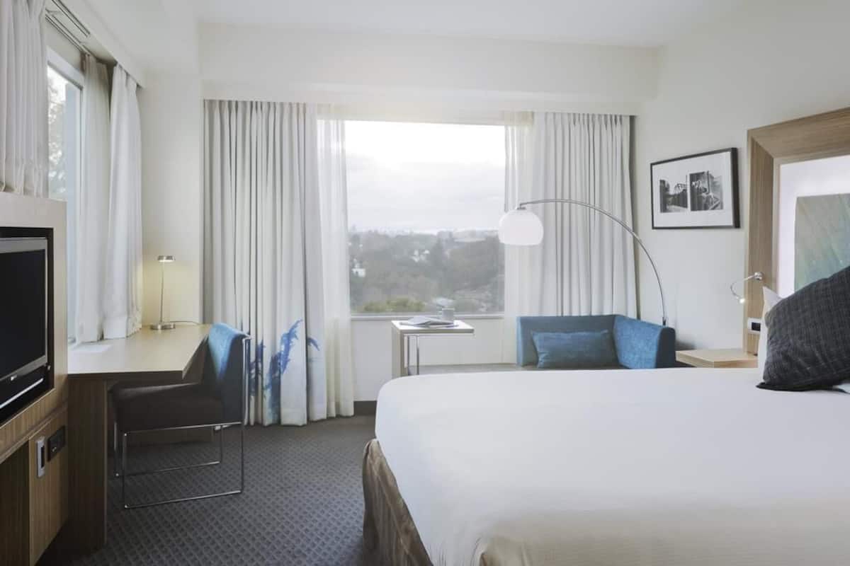 Superior Room, 1 King Bed | In-room safe, desk, laptop workspace, blackout drapes