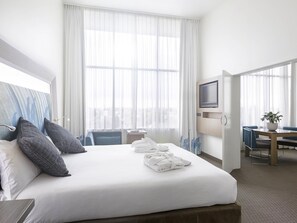 In-room safe, desk, laptop workspace, blackout curtains - Novotel Tainui Hamilton (Hamilton)