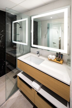 Deluxe Room, 1 King Bed | Bathroom