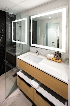 Deluxe Room, 1 King Bed | Bathroom