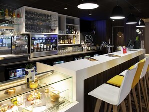 Bar (on property) - Novotel Roissy Saint-Witz (Saint-Witz)