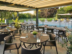 Outdoor pool, open 10:00 AM to 7:00 PM, sun loungers - Novotel Roissy Saint-Witz (Saint-Witz)