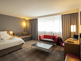 Suite superior, varias camas | Ropa de cama de alta calidad, caja fuerte, mobiliario individual