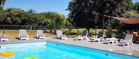 室外泳池;10:00 至 19:00 開放;躺椅