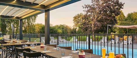Piscine extérieure, accÚs possible de 10 h à 19 h, chaises longues