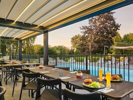 Una piscina al aire libre (de 10:00 a 19:00), tumbonas