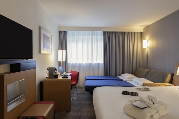 Executive Room, 1 Double Bed with Sofa bed | Premium bedding, in-room safe, individually furnished, desk