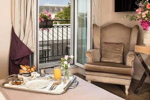 Minibar, coffres-forts dans les chambres, bureau