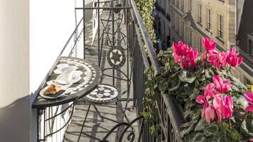Deluxe tweepersoonskamer, balkon | 1 slaapkamer, een minibar, een kluis op de kamer, een bureau