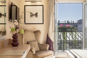 Deluxe Double Room, Balcony | 1 bedroom, minibar, in-room safe, desk