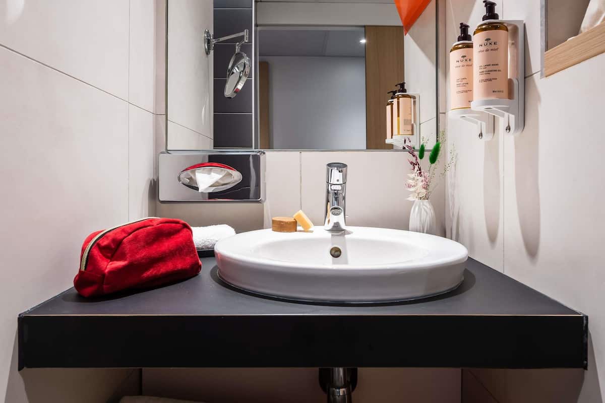 Een minibar, een kluis op de kamer, een bureau, verduisterende gordijnen