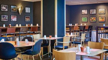 Desayuno buffet todos los días (EUR 21 por persona)