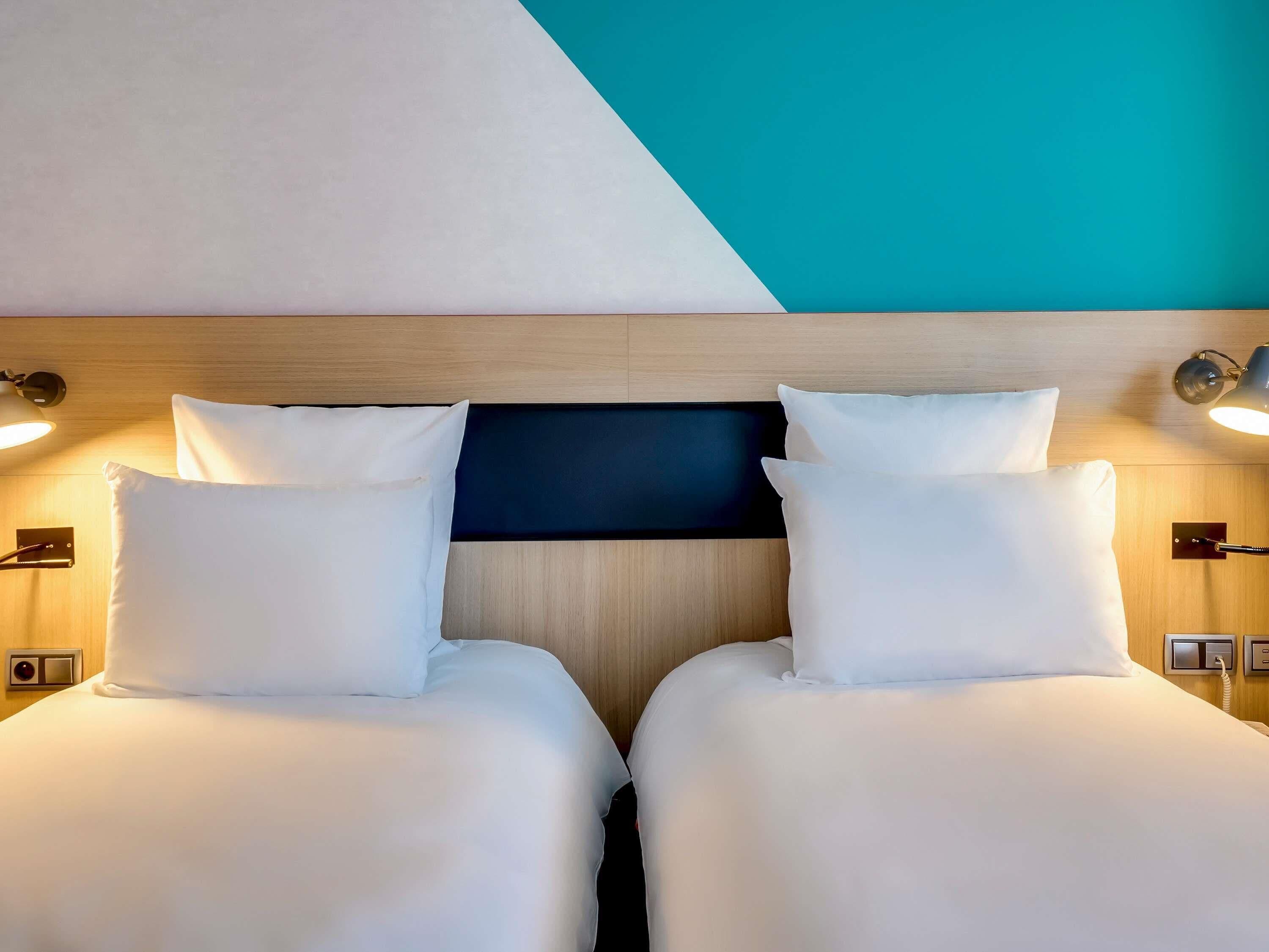 Quarto superior, 2 camas de solteiro | Roupas de cama premium, frigobar, cofres nos quartos, escrivaninha