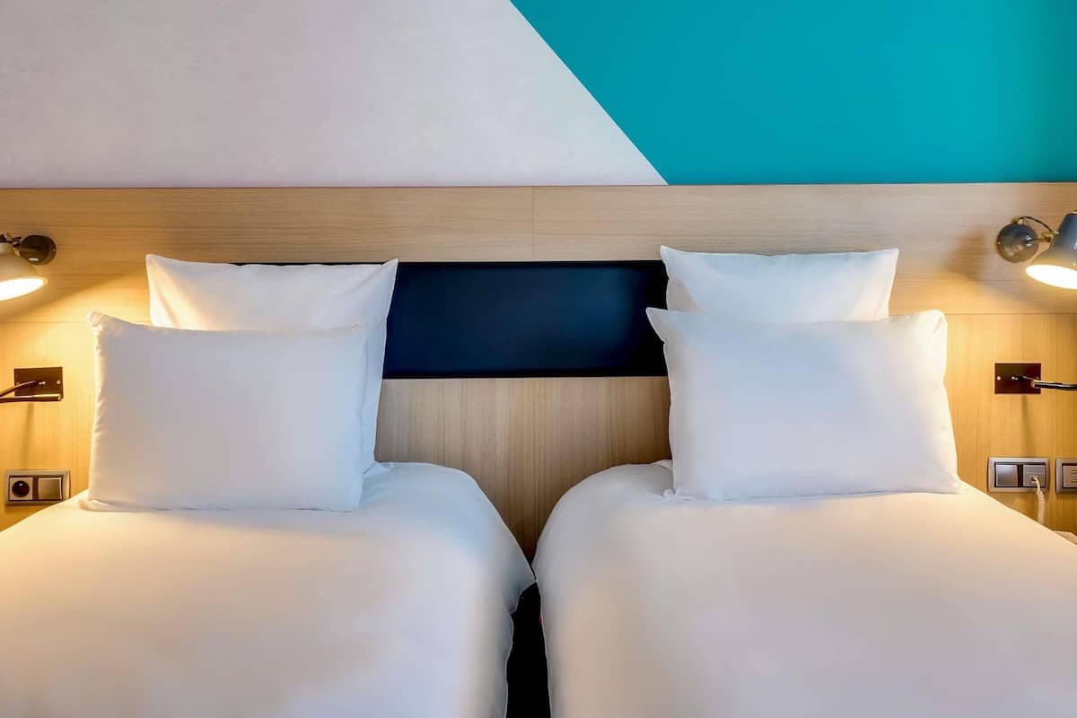 Habitación superior, 2 camas individuales | Ropa de cama de alta calidad y minibar
