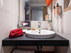Amenidades de baño ecológicas, secadora de cabello, toallas 