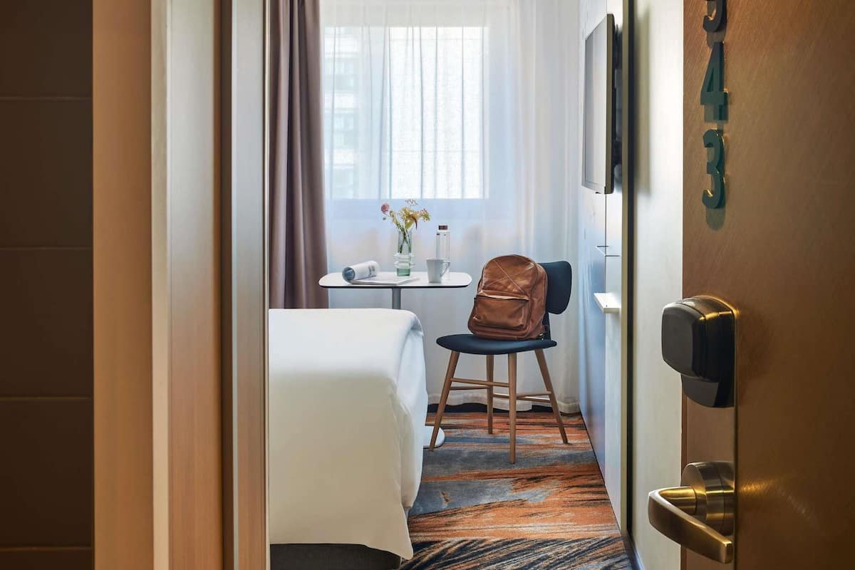 Superior Room, 1 Queen Bed | Premium bedding, minibar, in-room safe, desk