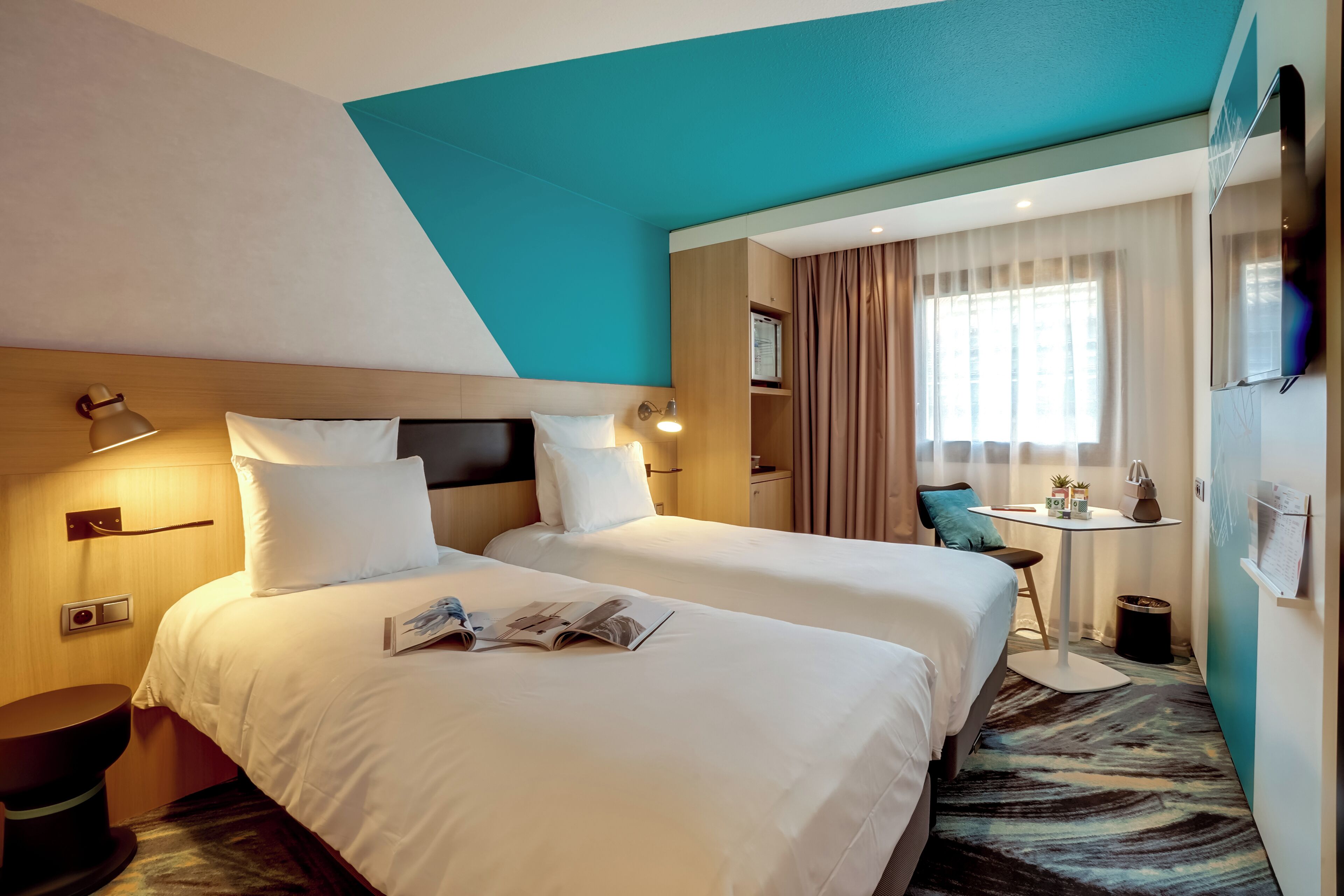 Habitación superior, 2 camas individuales | Ropa de cama de alta calidad, minibar, caja fuerte y escritorio