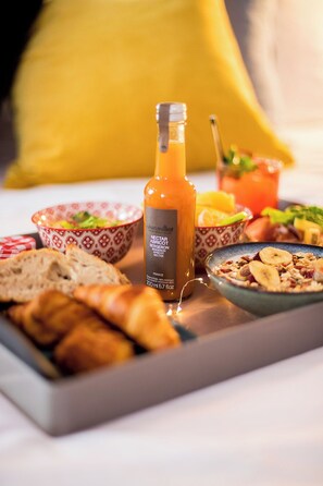 Se ofrece un desayuno bufé todos los días (21 EUR por persona)