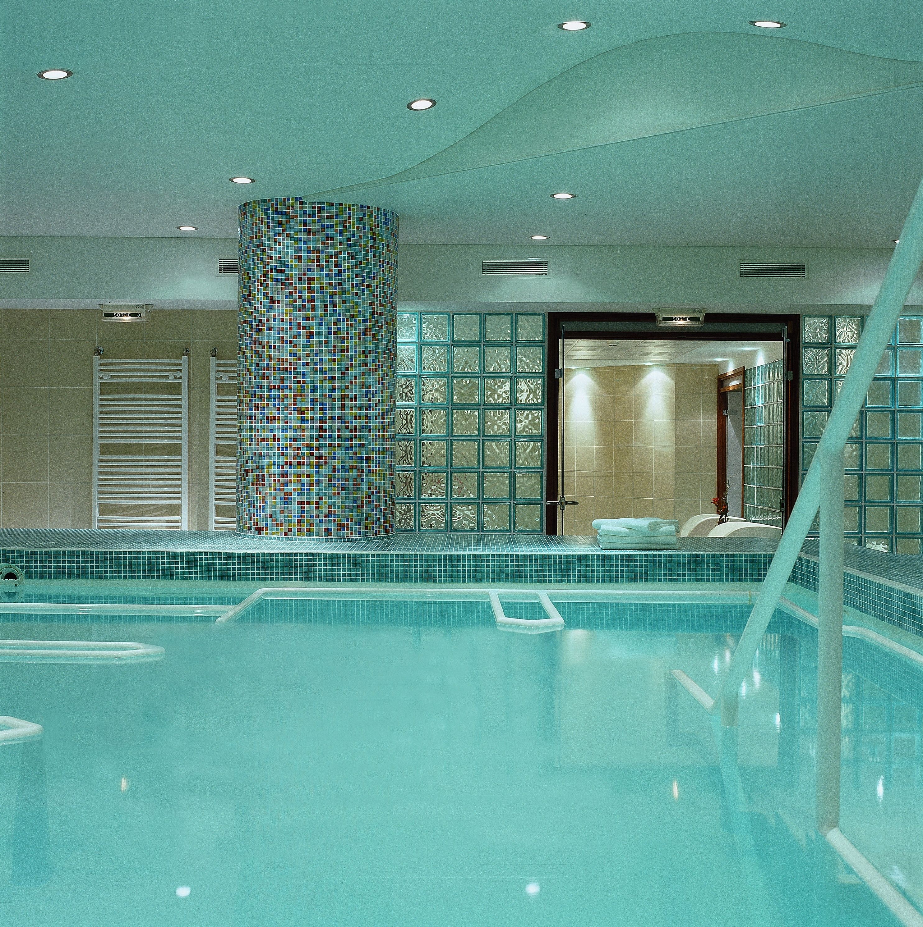 Innendørsbasseng,utendørsbasseng, solsenger og badevakt