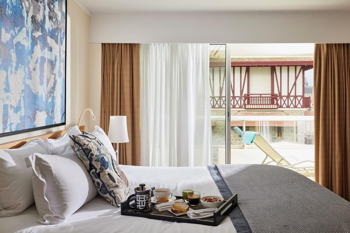 premium bedding, select comfort beds, minibar, in-room safe