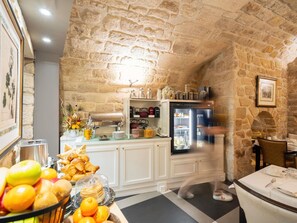 Petit déjeuner buffet (27 EUR par personne)