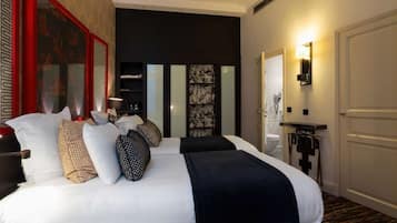 Classic Room, 2 Single Beds | Premium bedding, minibar, in-room safe, desk