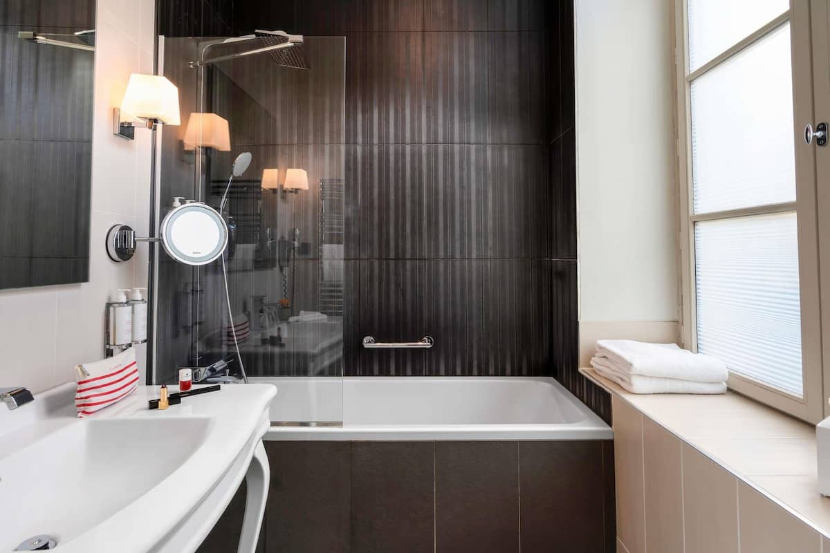 Habitación clásica, 1 cama de matrimonio | Ropa de cama de alta calidad, minibar, caja fuerte y escritorio