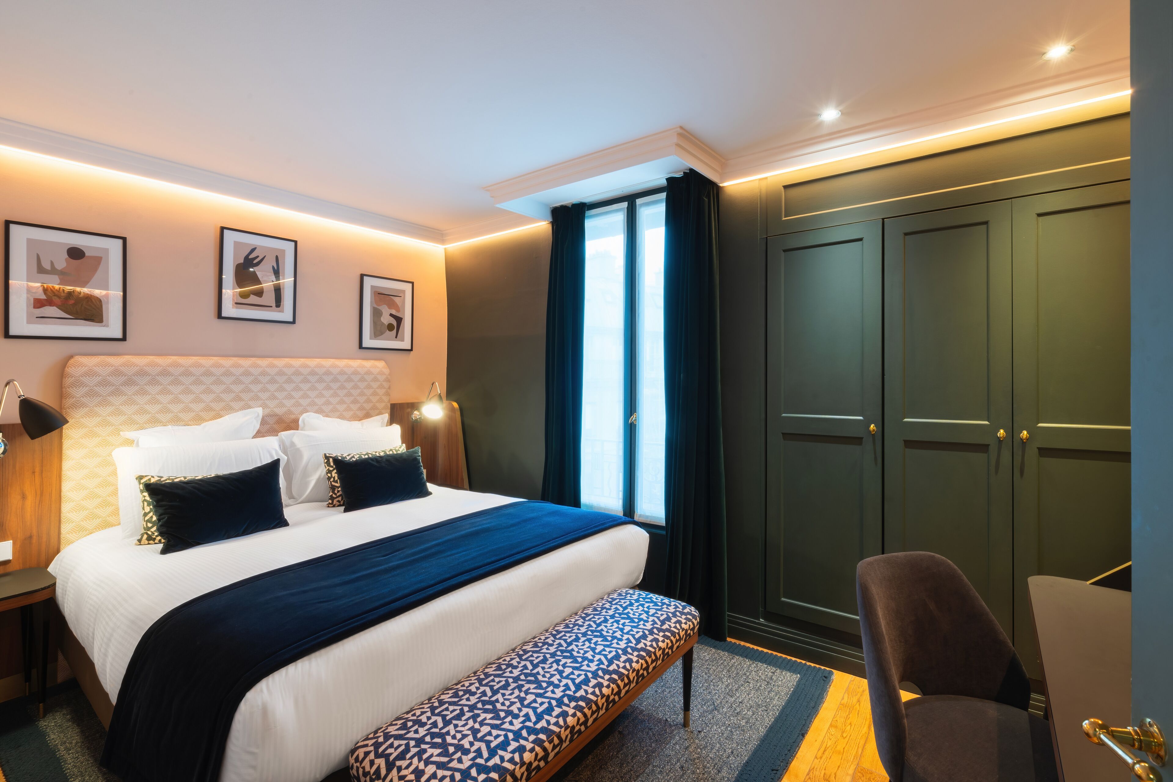 Deluxe-værelse | Premium-sengetøj, minibar, pengeskab på værelset, skrivebord