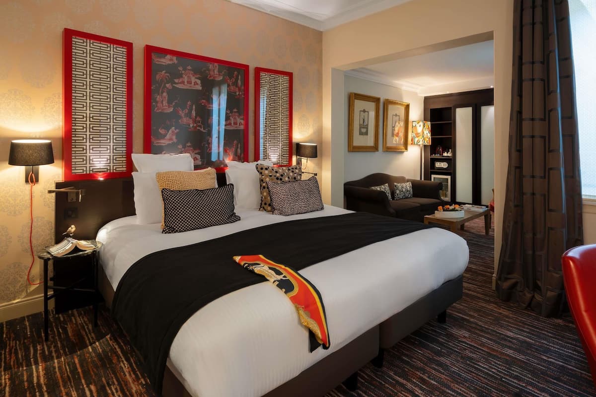 Deluxe Room, 1 King Bed | Premium bedding, minibar, in-room safe, desk