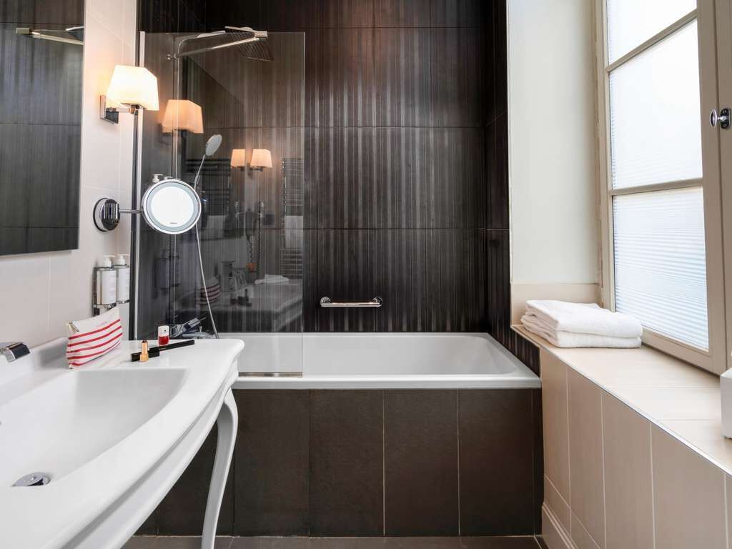 classic room, 2 single beds | bathroom | combined shower/bathtub, deep-soaking bathtub, eco-friendly toiletries