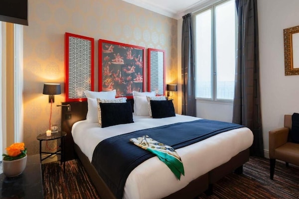 Standard Double Room, City View | Peralatan tempat tidur premium, bar mini, peti besi dalam bilik, meja