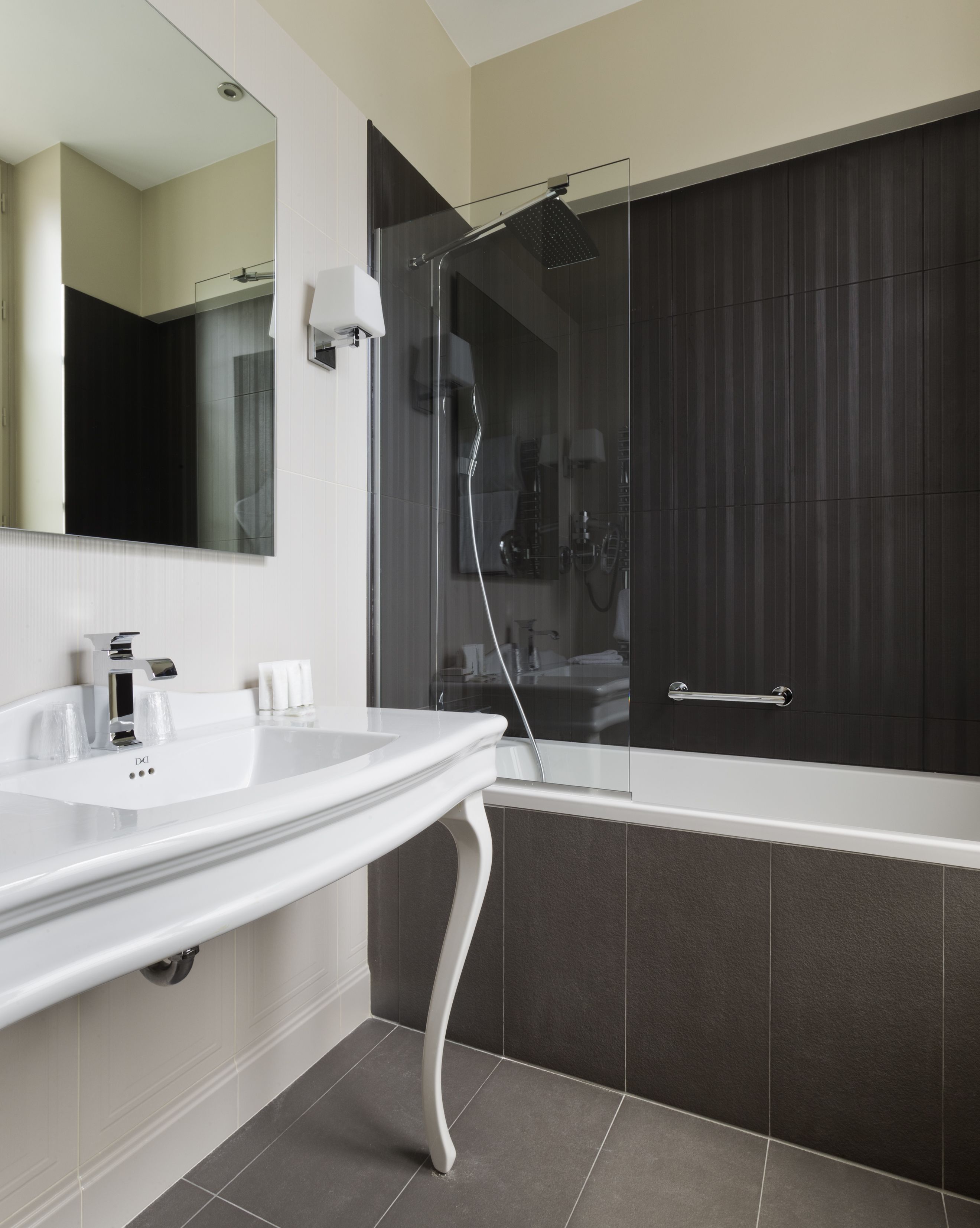 classic room, 1 queen bed | bathroom | combined shower/bathtub, deep-soaking bathtub, eco-friendly toiletries