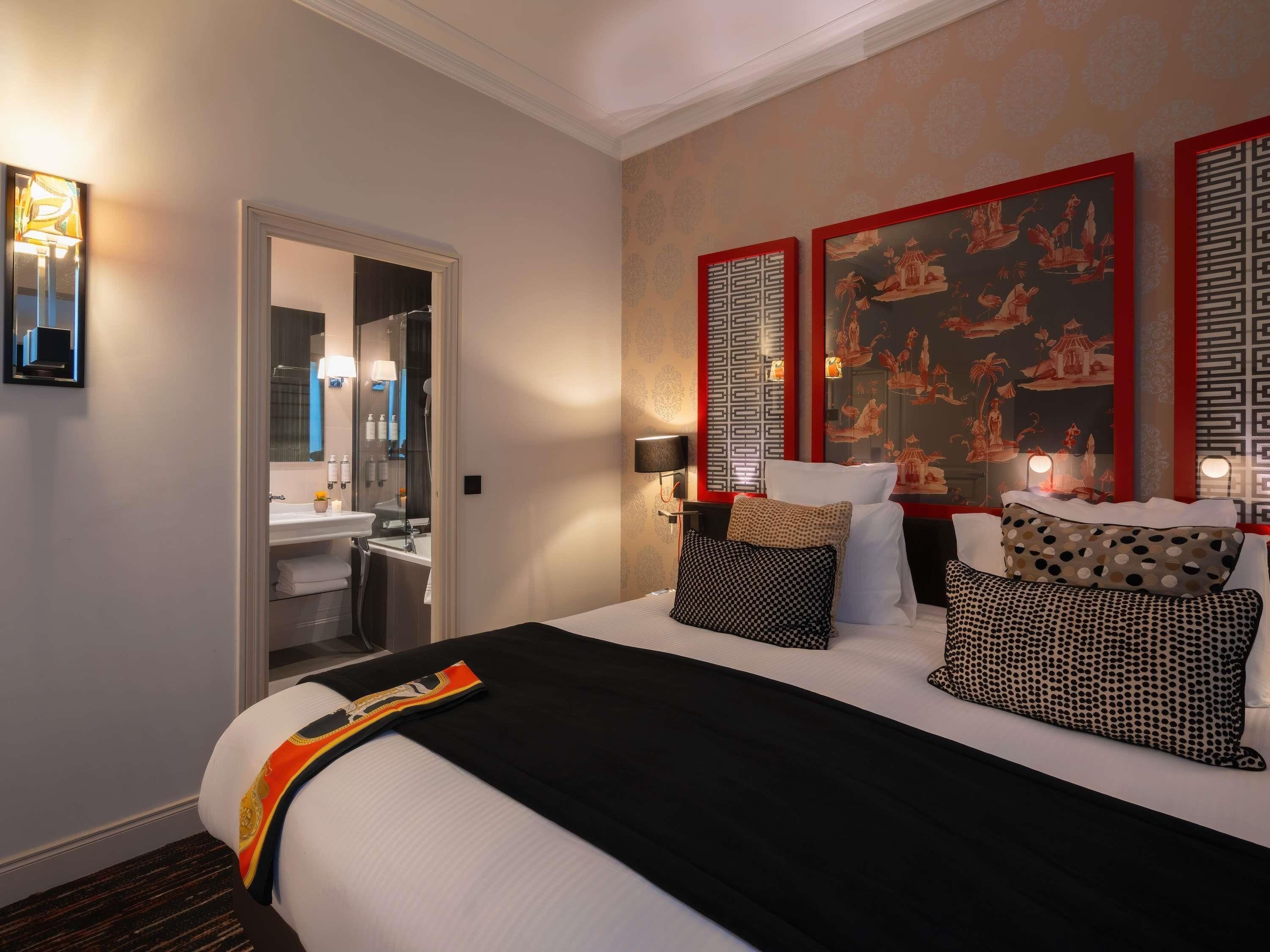 华丽客房, 1 张特大床 | 高档床上用品、迷你吧、客房内保险箱、办公桌