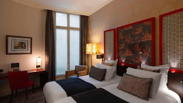 Seprai premium, minibar, brankas, dan meja kerja