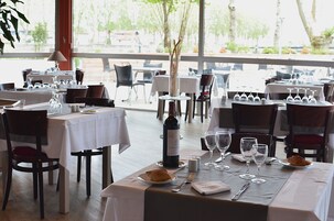 Se sirven desayunos, almuerzos, cenas y cocina regional 