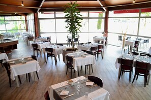 供應早餐、午餐和晚餐，地區料理