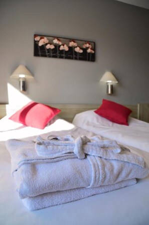 Premium bedding, in-room safe, blackout drapes, iron/ironing board - Dax Hôtel (Dax)