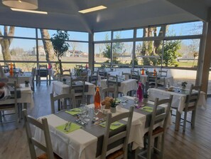Breakfast, lunch, dinner served; Regional cuisine  - Dax Hôtel (Dax)