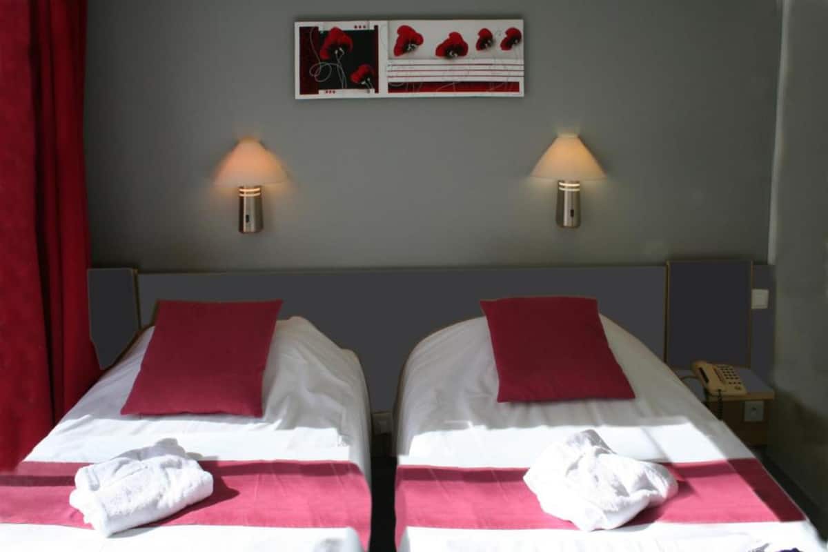 Camera con 2 letti singoli | Biancheria da letto di alta qualità, una cassaforte in camera