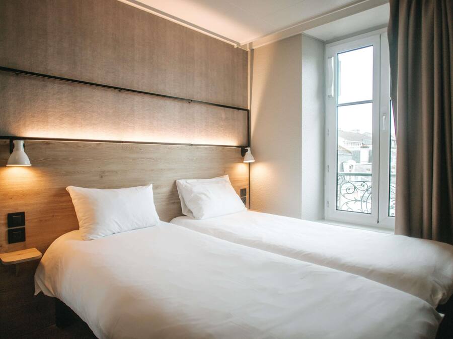 Quarto duplo standard, 2 camas de solteiro | Roupas de cama premium, escrivaninha, cortinas blackout