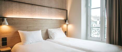 Literie de qualité supérieure, bureau, rideaux occultants