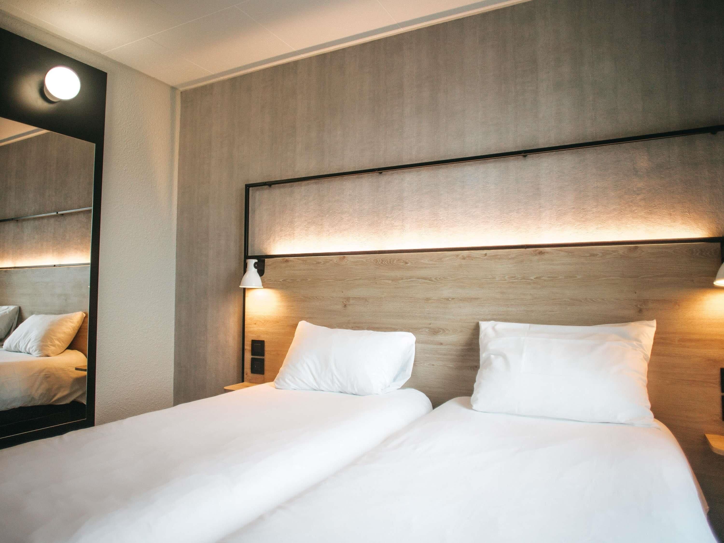 Sengetøy av topp kvalitet, skrivebord, blendingsgardiner og lydisolert